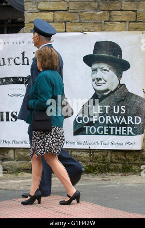 1940s WW2, durante la seconda guerra mondiale. La seconda guerra mondiale. Il tempo di guerra poster in Haworth, North Yorkshire, Regno Unito. Pubblicità 1940s Churchill preventivo a Keighley & vale la pena di tempo di guerra il fine settimana. Haworth Village rivive durante il 1940s proviene da vale la pena di valle. Migliaia di persone che affollano il villaggio, molti in '40s civile forze e abito a celebrare britannicità e la vittoria degli Alleati sul'asse membri. La Haworth 1940s week-end offre una collezione di vintage, classic e veicoli militari del periodo e gruppi di 1940s appassionati dedicato a ricreare la Gran Bretagna degli anni quaranta. Foto Stock