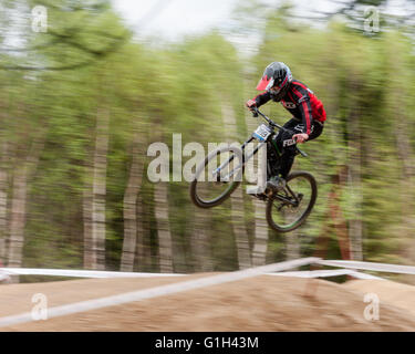 Fort William, UK.15 Maggio, 2016. Il British downhill mountain bike serie gara svoltasi a Fort William Nevis gamma Credito: Kenny Ferguson/Alamy Live News Foto Stock