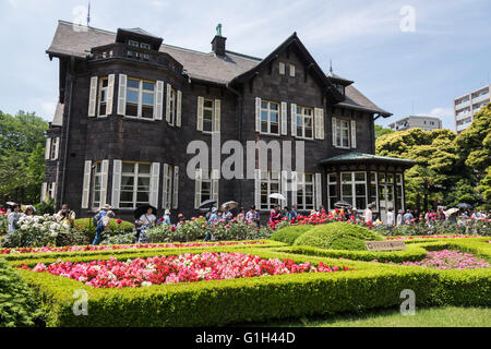 Kyu Furukawa giardini, Kita-Ku, Tokyo, Giappone. Il 15 maggio 2016. Le Rose in piena fioritura. Molti visitatori godere di bellissime rose. Lo stile occidentale e architettura e il giardino è stato progettato da architetto inglese Josiah Conder ( 1852 - 1920 ) e costruito nel 1917. Vi è anche il giardino in stile Giapponese. Esso è stato progettato dal giardiniere giapponese Ogawa Jihei ( 1860 - 1933 ). Gli ospiti godono sia di un bellissimo giardino. La scoperta del mondo/Alamy Live News Foto Stock