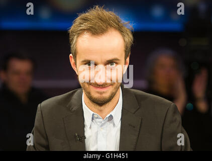 FILE - un file immagine datata 06 febbraio 2015 mostra l'host Jan Boehmermann seduto in NDR studio di Hannover, Germania. Foto: Ole Spata/dpa Foto Stock