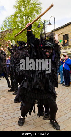 Hebden Bridge, West Yorkshire, Regno Unito. 15 Maggio, 2016. La pietra i corvi Border Morris ballerini eseguono in St Georges Square nel centro di Hebden Bridge durante l annuale Folk Roots Festival. Credito: Graham Hardy/Alamy Live News Foto Stock