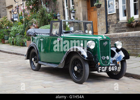 1938, 30s, Thirties, 1930s verde Austin Seven Open Road Tourer Engine 747cc SV al weekend di Keighley & Worth in tempo di guerra. Il Villaggio di Haworth prende vita quando la 1940s arriva nella Worth Valley. L'Haworth 1940s Weekend presenta una collezione di veicoli vintage, classici e passeggeri del periodo. Foto Stock