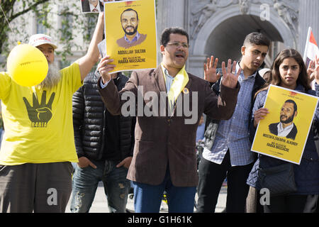 Londra, Regno Unito. 15 Maggio, 2016. Comunità egiziana R4BIA continuare la protesta aginst Egitto regola militare e rilasciato 1000 di palloncini gialli contrassegnati R4BIA a ricordo del XIV Agosto 2013 Rabba msaacare il proprio popolo da Abdel - Fatah El Sisi militari in Egitto. Foto di vedere Li Credito: Vedere Li/Alamy Live News Foto Stock