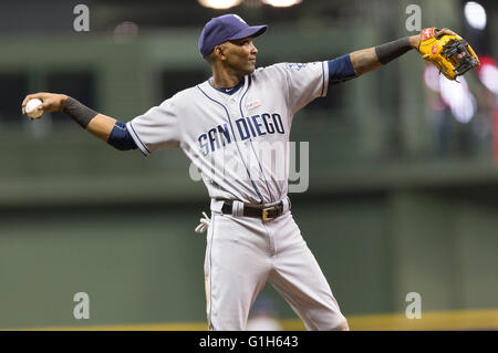 Milwaukee, WI, Stati Uniti d'America. 14 Maggio, 2016. San Diego Padres shorstop Alexei Ramirez #10 durante il Major League Baseball gioco tra il Milwaukee Brewers e San Diego Padres a Miller Park di Milwaukee, WI. John Fisher/CSM/Alamy Live News Foto Stock