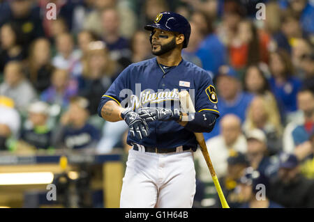 Milwaukee, WI, Stati Uniti d'America. 14 Maggio, 2016. Milwaukee Brewers shorstop Jonathan Villar #5 nella Major League Baseball gioco tra il Milwaukee Brewers e San Diego Padres a Miller Park di Milwaukee, WI. John Fisher/CSM/Alamy Live News Foto Stock