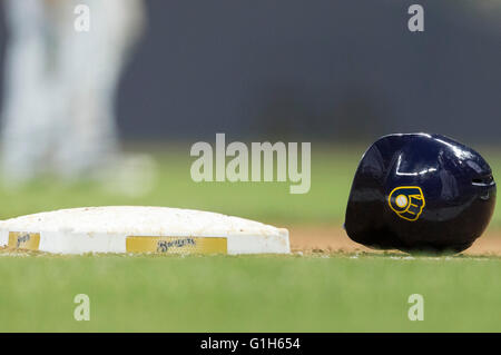 Milwaukee, WI, Stati Uniti d'America. 14 Maggio, 2016. Un birraio casco si trova accanto alla terza base nella Major League Baseball gioco tra il Milwaukee Brewers e San Diego Padres a Miller Park di Milwaukee, WI. John Fisher/CSM/Alamy Live News Foto Stock