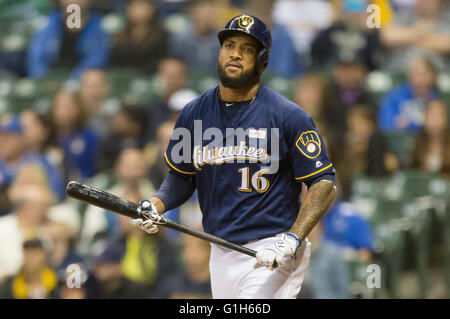 Milwaukee, WI, Stati Uniti d'America. 14 Maggio, 2016. Milwaukee Brewers diritto fielder Domingo Santana #16 durante il Major League Baseball gioco tra il Milwaukee Brewers e San Diego Padres a Miller Park di Milwaukee, WI. John Fisher/CSM/Alamy Live News Foto Stock