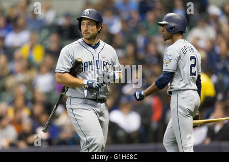 Milwaukee, WI, Stati Uniti d'America. 14 Maggio, 2016. San Diego Padres terzo baseman Brett Wallace #39 colpisce nella Major League Baseball gioco tra il Milwaukee Brewers e San Diego Padres a Miller Park di Milwaukee, WI. John Fisher/CSM/Alamy Live News Foto Stock