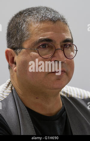 Torino, Italia. 14 Maggio, 2016. Il romanziere marocchino Mahi Binebine è uno degli ospiti presso il 'Torino Book Fair 2016'. © Marco Destefanis/Pacific Press/Alamy Live News Foto Stock