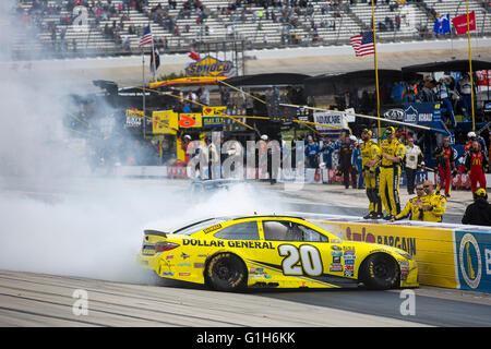 Dover, DE, STATI UNITI D'AMERICA. 15 Maggio, 2016. Dover, DE - 15 Maggio 2016: Matt Kenseth (20) vince la AAA 400 che beneficiano autismo parla a Dover International Speedway di Dover, DE. Credito: csm/Alamy Live News Foto Stock