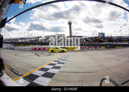 Dover, DE, STATI UNITI D'AMERICA. 15 Maggio, 2016. Dover, DE - 15 Maggio 2016: Matt Kenseth (20) vince la AAA 400 che beneficiano autismo parla a Dover International Speedway di Dover, DE. Credito: csm/Alamy Live News Foto Stock