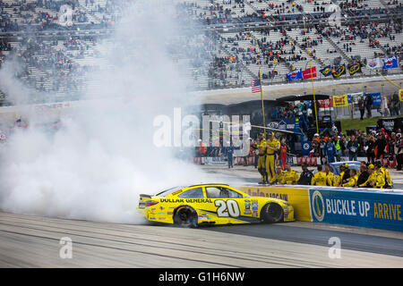 Dover, DE, STATI UNITI D'AMERICA. 15 Maggio, 2016. Dover, DE - 15 Maggio 2016: Matt Kenseth (20) vince la AAA 400 che beneficiano autismo parla a Dover International Speedway di Dover, DE. Credito: csm/Alamy Live News Foto Stock