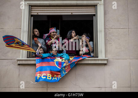 Barcellona, in Catalogna, Spagna. 15 Maggio, 2016. "Cules' a raccogliere la loro finestra di seguire il FC Barcelona open top bus parata di vittoria dopo aver vinto il ventiquattresimo spagnolo Football League titolo nella storia del club Credito: Matthias Oesterle/ZUMA filo/Alamy Live News Foto Stock