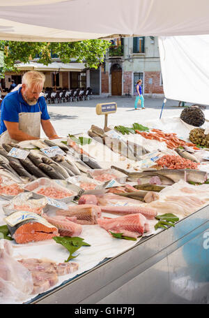 Pressione di stallo di frutti di mare presso il piccolo mercato nel Campo Santa Margherita, Dorsoduro, Venezia, Italia Foto Stock