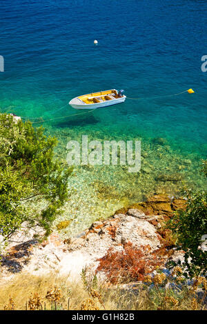 Barca solitaria sulla spiaggia idilliaca, isola di Dugi Otok, Croazia Foto Stock