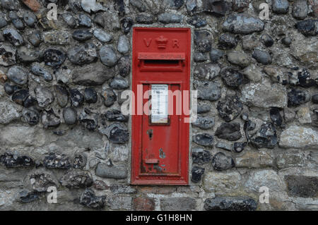 Postbox rosso sulla strada di Sandwich - Kent Foto Stock