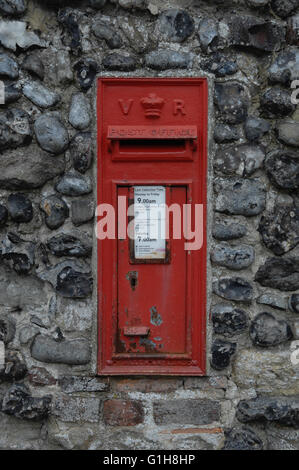 Postbox rosso sulla strada di Sandwich - Kent Foto Stock