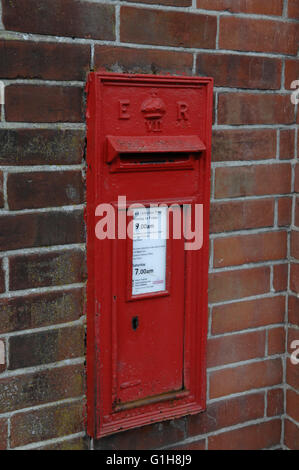 Postbox rosso sulla strada di Sandwich - Kent Foto Stock