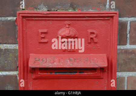 Postbox rosso sulla strada di Sandwich - Kent Foto Stock