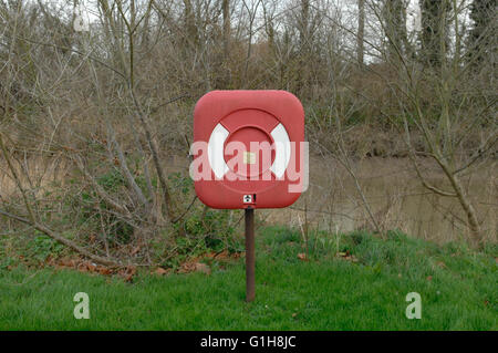 Salvagente accanto al fiume in Sandwich - Kent, Regno Unito Foto Stock