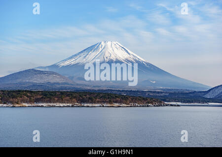 La bellissima montagna Fuji formano cinque tranquillo lago d'inverno. Giappone Foto Stock