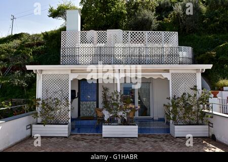 Un grazioso piccolo bianco casa sulla collina di Capri ITALIA Foto Stock