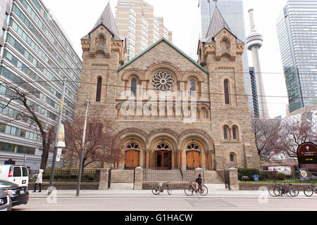 TORONTO - Aprile 28, 2016: la chiesa di Sant'Andrea è un grande e storica Revival romanica chiesa Presbiteriana in downtown Toront Foto Stock