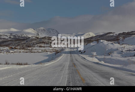 Strada di campagna coperta di neve Foto Stock
