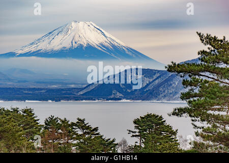 La bellissima montagna Fuji formano cinque tranquillo lago d'inverno. Giappone Foto Stock