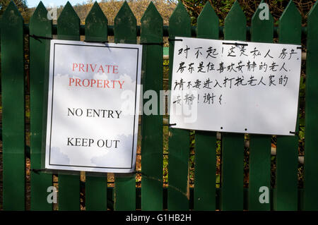 Lingua English-Chinese Tenere fuori avviso su proprietà privata a Mt Macedon, Victoria, Australia Foto Stock