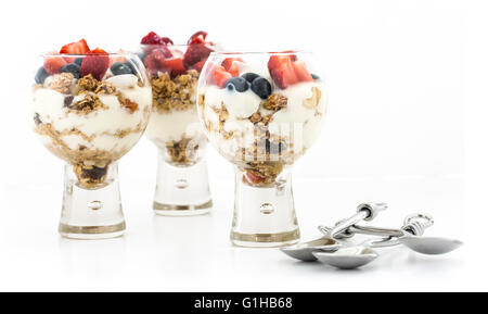 Yogurt di muesli e frutta Parfaits su sfondo bianco Foto Stock