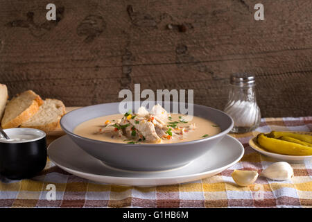 Il rumeno la zuppa di pollo denominato Ciorba Radauteana sulla piastra Foto Stock
