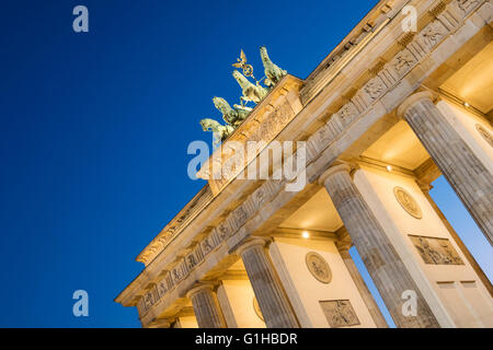 La Porta di Brandeburgo in serata a Berlino Germania Foto Stock