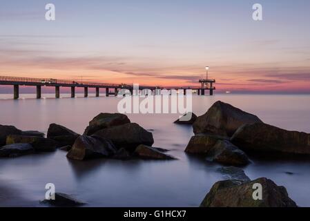 Alba sul ponte del mare nella baia di Burgas, Bulgaria Foto Stock