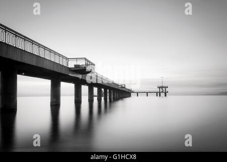Alba sul ponte del mare nella baia di Burgas, Bulgaria Foto Stock