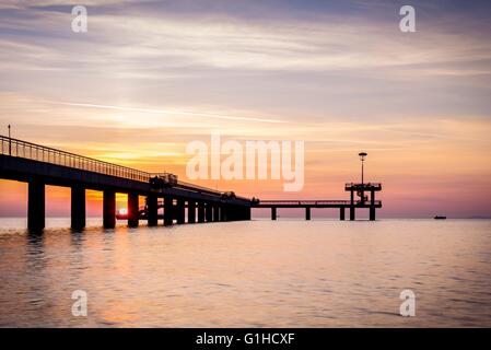 Alba sul ponte del mare nella baia di Bourgas, Bulgaria Foto Stock