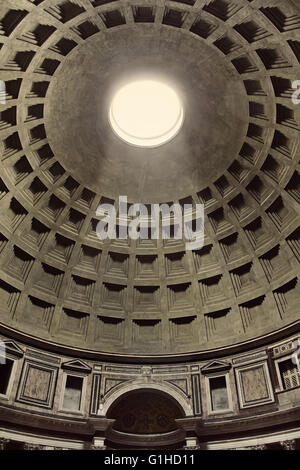 Vista interna della cupola del Pantheon di Roma, Italia Foto Stock