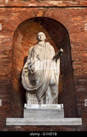 Parete con statue antiche intorno al Palazzo del Quirinale (Palazzo del Quirinale) sul colle del Quirinale a Roma, Italia Foto Stock