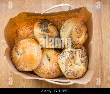 Varietà di New York style bagel in sacchetto di carta Foto Stock