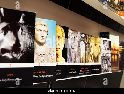 Galleria di libri sulla storia dell'Impero Romano, negozio nel Colosseo, Roma, Italia Foto Stock
