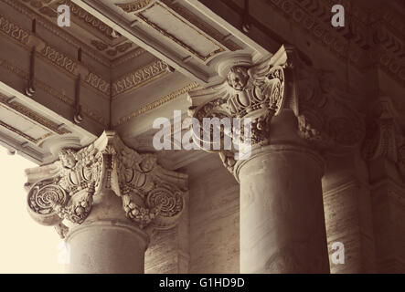 Close-up di colonne corinzie della Basilica di San Pietro in Vaticano, Roma, Italia Foto Stock