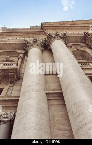 Dettaglio della parte esterna della Basilica di San Pietro con le colonne corinzie in Vaticano, Roma, Italia Foto Stock