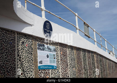 Pannello informativo e targa blu celebrando Sidney poco il "cemento King' in bottiglia vicolo, Hastings, East Sussex, Regno Unito Foto Stock