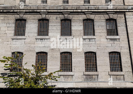 Primo piano a barre su una finestra di un carcere Foto Stock