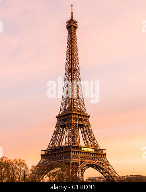 La Torre Eiffel al tramonto con spazio sulla destra per spazio di copia Foto Stock