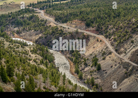 Il fiume Colorado e la ferrovia in Gore Canyon sopra Pumphouse Recreation Area, Grand County, Colorado Foto Stock