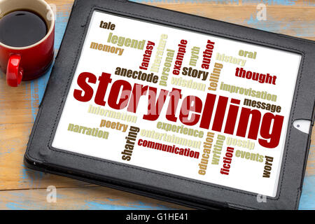 Storytelling word cloud su una tavoletta digitale con una tazza di caffè Foto Stock