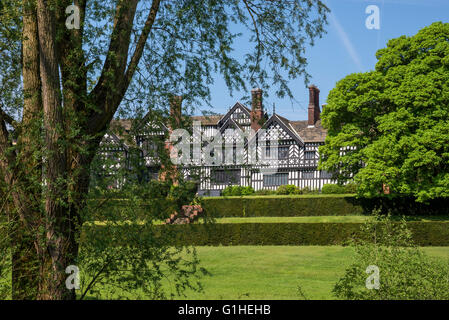 Bramall Hall vicino a Stockport, circondato da un bellissimo parco. Un salice in primo piano. Foto Stock