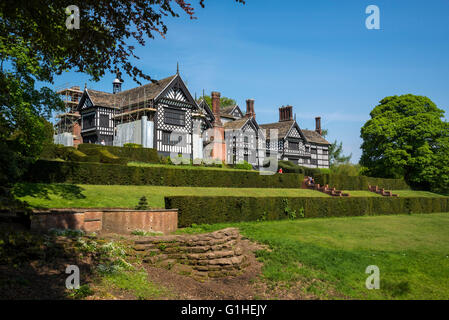 Bramall Hall durante il suo periodo di rinnovo. Un bellissimo Tudor house vicino a Stockport, Inghilterra. Foto Stock