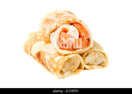 Frittelle farcite con salmone e formaggio isolato su sfondo bianco Foto Stock